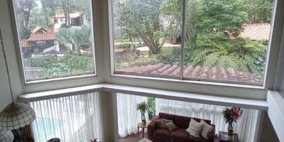 Codigo 19047. Finca amoblado en arriendo ubicado en envigado sector loma del chochocerca : mall terrazina, mall la sebastiana y colegio las cumbres.comodidades: 2 sala, 3 comedor, biblioteca, 3 alcobas, 1 vestier, 4 closet, alcoba de servicio con baño, 5 baños, cocina cerrada semi integra, zona de ropas, 2 niveles, patio, cuarto util, garaje doble paralelo, servicios públicos, canchas y piscina.