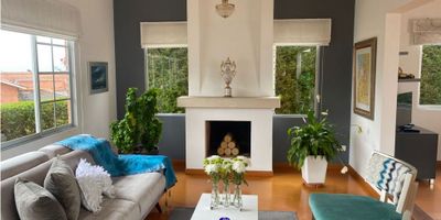 Casa de un solo nivel en excelente sector, conjunto cerrado, amplios espacios, cuenta con 3 alcobas, 4 baños,  alcoba de servicio con baño, hall de alcobas, estudio amplio, sala comedor con terraza, pisos en madera y madera laminada,sala de tv, zona de ropas, depósito, zona verde en la parte posterior de la casa,4 parqueaderos cubiertos y 2 descubiertos, vigilancia las 24 horas, portería, zona residencial, zonas verdes, salón social, zona BBQ, canchas múltiples, sendero ecológico, turco. 
