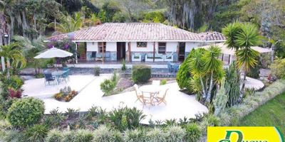 VENDO HERMOSA FINCA EN COPACABANA, VEREDA EL ZARZAL 32.000 m2 de lote, a 25 minutos de Medellín, tiene casa principal de 250 m2, sala bar, 2 kioskos, jacuzzi, piscina climatizada, bar discoteca, 15 a 20 pesebreras, 2 quebradas 2 nacimientos.
