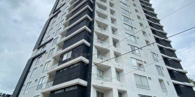 Hermoso, amplio e iluminado Apartamento a la VENTA de 71,90M2 para estrenar, dos habitaciones, dos baños con ducha, cocina integral  moderna tipo americana con bahía, con a gas; cuenta con calentador, patio de ropas y amplias ventanas de piso a techo que iluminan todo el lugar. Materiales de lujo, con madera oscura. Cuenta con parqueadero y deposito privado.

En las zonas sociales encuentras piscina, piscina infantil, jacuzzi, turco, zona BBQ, parque infantil, parqueaderos subterráneos, salón social, portería con vigilancia 24/7, cámaras de seguridad, dos ascensores, depósitos y consultorios. 

Está ubicado en el piso 6to, en uno de los sectores más tradiciones y exclusivos del Norte de Armenia Quindío, Los Profesionales. Cerca a centros comerciales, colegios, vías de fácil acceso.

GRAN OPORTUNIDAD de inversión o para vivir en familia.

Tenemos más de 15 apartamentos de diferentes precios y metros cuadrados.