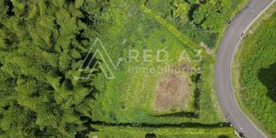 Se vende lote campestre en el sector de Combia, Sector con clima cálido, ubicado en la zona de expansión campestre de la ciudad de Pereira, con excelente valoración y costos de manutención.
En el sector de Combia encuentras supermercados, droguerías, panaderías, mall, restaurantes, colegios, ferreterías, tiendas agropecuarias, y hoteles.
El condominio cuenta con portería, vigilancia las 24 horas, 2 ronderos, recepción de correspondencia y facturas de servicios públicos, vías totalmente pavimentadas, cancha de futbol en pasto, cancha de tenis, salón social y lago.
El lote cuenta con cometida de electricidad de agua potable y gas. El Lote cuenta con cerramiento natural y tiene una topografía de 40% semiplano y 60% pendiente.