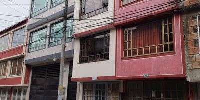 Casa unifamiliar ubicada en el Barrio marandu. Localidad engativa cerca al de calle 72 cerca, también cerca a la malla del aeropuerto, paraderos del sitp, parques y zonas principales importantes
Mide de 3 x 12 de fondo
Consta de 3 pisos 
1 piso garaje o sala , baño de utilidad  comedor cocina integral.
2 piso 2 habitaciones y un baño
3 piso 1 habitación un baño y cuarto de ropas 
Buena iluminación. Cuánta con closet en cada habitación y tiene buenos acabados.