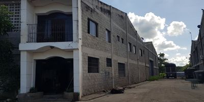 Te presentamos este lote y bodega ubicado en la vía principal de la Candelaria, un lugar estratégico de la ciudad de Galapa - Atlántico. Consta de 4,702 m² entre lote y construcciones más 570 m² en bodega los cuales pueden ser reformados o implementar sus nuevos proyectos inmobiliarios e industriales con nuevas ideas de negocio. Cercano a zonas residenciales y vía la troncal del caribe, cancha de futbol la candelaria, Parque la Cruz del Jubileo, tiendas Ara y D1, todo lo que necesitas para tu bienestar y el de los tuyos. Contáctanos y déjanos tener el privilegio de ayudarte a encontrar tu lugar ideal.