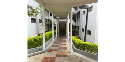 Hermoso apartamento en venta, duplex, sala coderor, 3 habitaciones, 2 baños, terraza de 120 Mts ubicada en el piso 2, habitacion de servicio con baño, 2 parqueaderos, ascensor nuevo, la zona social incluye piscina, cancha, area para BBQ, zonas verdes. PRECIO DE OPORTUNIDAD!Ubicado cerca a zona comercial, restaurantes, iglesia y vía nacional.

Programa tu visita sin costo!!