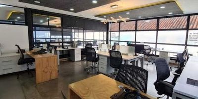 Excelente casa remodelada en Alhambra, adecuada para oficina con un área total de 361 m2 y 313 m2 áreaconstruida,  48 m2 de área de parqueaderos. Exterior, iluminada, cálida. Consta de 2 niveles, 2 baños, baño mixto y baño privado, sala de juntas, 4 oficinas privadas, zona para 50 puestos de trabajo, cocineta dotada, cámaras de seguridad en las oficinas y parqueaderos, planta eléctrica, sistema de seguridad y vigilancia, 2 parqueaderos para carro y 10 para motos. Ubicación estratégica, cómodas vías de acceso, cerca de la Autopista Norte y de la Avenida Pepe Sierra. Valor de venta 1,800,000,000 millones, precio negociable.