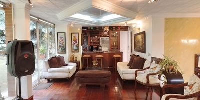 Casa en venta en unidad cerrada cerca a centro comercial, múltiples servicios complementarios y rutas de transporte público. Piso en madera, dos niveles, puerta de seguridad, sala y comedor independiente, biblioteca, estar de tv, 5 alcobas con baño en cada una, jacuzzi, cocina integral abierta tipo americano, alcoba y baño de servicio, terraza, jardín y parqueaderos paralelos cubiertos. Conjunto cerrado con zonas verdes, vigilancia 24 hrs, citofonía y circuito cerrado de tv. *Inmuebles sujetos a verificación de disponibilidad.*