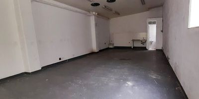 Bodega para uso industrial o almacenaje en arriendo en el sector San Fernando, cerca de vías principales, rutas de transporte y servicios complementarios. Piso en concreto, 1 espacio, baño privado, cocineta, techo cielo raso, y energía trifásica. *Inmuebles sujetos a verificación de disponibilidad.*