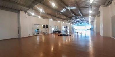 Bodega comercial en arriendo ubicado en Envigado, cuenta con buenos acabados, buen espacio y altura, cuenta con 2 baños sociales, cocina, es ideal para bodegas, oficinas, consultorios, conferencias, confecciones, estudio de baile, se encuentra en zona comercial, esta cerca al parque principal de Envigado, al lado de Comfama, al frente de correa motors, a 2 cuadras de la bota del día, por la misma cuadra de los bancos y los centro comerciales alameda, los delfines, esta ubicado en el piso de encima del supermercado D1, cuenta con buena ruta de transporte público y integrados del metro, con fácil acceso a la vía principal Avenida Poblado. El canon de arrendamiento es mas IVA.