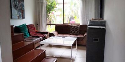 Casa en venta en unidad cerrada ubicado estratégicamente cerca a centro comercial comercial con buenas rutas de transporte y vias de acceso. Piso en porcelanato, tres niveles, sala y comedor independiente, estar de tv, 3 alcobas con baño en la principal, cocina integral abierta, terraza, jardín y parqueaderos lineales cubiertos. Conjunto cerrado con piscina, gimnasio, salón social, parques infantiles, zonas verdes, vigilancia 24hrs, alarma, caja fuerte, y circuito cerrado de tv. *Inmuebles sujetos a verificación de disponibilidad.*