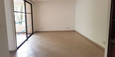 Apartamento en arriendo y venta en unidad cerrada sector tranquilo, de mínimo ruido y poco flujo vehicular. A dos cuadras de centro comercial y múltiples servicios complementarios. Piso en ceramica, sala comedor, estudio, biblioteca, 3 alcobas con baño en la principal, cocina integral cerrada, alcoba y baño de servicio, balcon y parqueaderos lineales cubiertos. Edificio de construcción tradicional con ascensor y citofonia. *Inmuebles sujetos a verificación de disponibilidad.