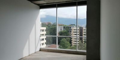 Oficina en arriendo y venta en unidad cerrada cerca a centros comerciales, facil acceso a rutas de transporte publico y servicios complementarios. Piso en mortero, 2 espacios, baños, y parqueaderos cubiertos. Edificio con ascensor, vigilancia 24 hrs, citofonia, baños comunales, y planta electrica. *Inmuebles sujetos a verificación de disponibilidad.*