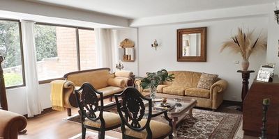 Casa en venta en unidad cerrada cerca a colegios, vias principales, rutas de transporte y servicios complementarios. Entorno muy tranquilo y de poco flujo vehicular. Piso en madera, 3 niveles, puerta de seguridad, sala y comedor independiente, chimenea, biblioteca, 3 alcobas con baño en la principal, cocina integral cerrada, alcoba y baño de servicio, terraza, jardín y parqueaderos paralelos cubiertos. Unidad con parque infantil y mucha zona verde, vigilancia 12 horas, citofonia y circuito cerrado de tv. *Inmuebles sujetos a verificación de disponibilidad.*