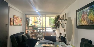 Apartamento en venta en unidad cerrada acceso desde vía principal. Entorno muy residencial y tranquilo. Piso en porcelanato, sala comedor, 2 alcobas con baño en la principal, cocina integral cerrada, balcon y parqueadero cubierto. Unidad muy completa en zonas sociales con piscina, gym, sauna, parque infantil, zonas verdes. Vigilancia 24 horas, citofonia y circuito cerrado de tv. *Inmuebles sujetos a verificación de disponibilidad.*