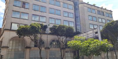 Oficina en excelentes condiciones dividida en dos espacios bien distribuidos, cuenta con un baño. Ubicada en edificio Centro Empresarial, en sector de fácil acceso a vías principales de alto flujo comercial.