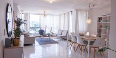 BRANDO Y CIA Te ofrece excelente apartamento ,Area 167 Mts, distribuidos en salacomedor, 3 alcobas, e baños, cuarto de empleada con baño, salade tv, biblioteca, cocina integral,  garaje doble, excelente iluminación y ubicacion,  piso 7 con ascensor,  vigilancia 24 horas, cerca de colegios, universidades, supermercados, restaurantes, en av 30 de agosto, contáctenos