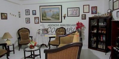 Casa de dos niveles, con excelente área, ubicación, iluminación y ventilación. Consta de cinco alcobas cuatro  con closet, tres baños, sala-comedor, cocina integral, estudio, zona de ropas y patio .