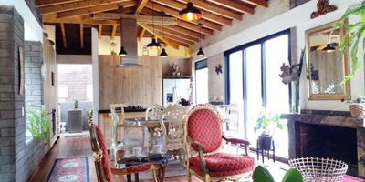 Casa en arriendo en unidad cerrada ubicada sobre vía principal con rutas de trasporte publico, cerca a colegios y estación de servicio. Entorno totalmente campestre, muy tranquilo y de facil acceso. Piso en madera, dos niveles, chimenea, sala comedor, biblioteca, estar de tv, 3 alcobas con baño en cada una, cocina integral abierta tipo americano, alcoba y baño de servicio, terraza y parqueaderos cubiertos. Cuenta con zona de bar, zona bbq cubierto Gym, salón social, parque infantil, placa polideportiva, cancha de squash, vigilancia 24 horas, citofonia y circuito cerrado de tv. *Inmuebles sujetos a verificación de disponibilidad.*