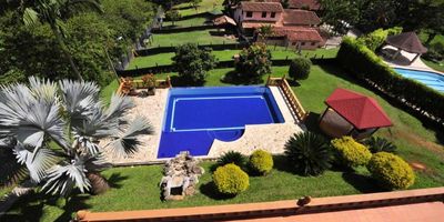 Finca en venta ubicada en Girardota, 6218 m2 aproximadamente, recién remodelada, consta de 6 alcobas, 6 baños, parqueadero, piscina, kiosco, ubicada a 30minutos de Medellín con 2 aguas de acueductos.