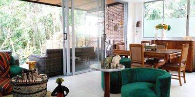 Casa en venta en unidad cerrada sector de gran valorización, altamente campestre, tranquilo, de poco flujo vehicular y transito de solo residentes. Piso en ceramica y madera laminada, dos niveles, sala comedor, estar de tv, 3 alcobas con baño en cada una, cocina integral abierta tipo americano, alcoba y baño de servicio, balcon, terraza, jardín y parqueaderos (2 cubiertos). Unidad con un total de 36 casas en entorno totalmente natural, Piscina, gym, salón social, turco, parque infantil, zonas verdes, vigilancia 24 horas, citofonia y circuito cerrado de tv. *Inmuebles sujetos a verificación de disponibilidad.*