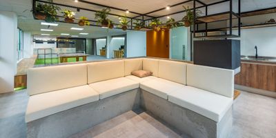 Oficina amoblado en arriendo cerca a centros comerciales, restaurantes, parques, rutas de transporte publico y servicios complementarios. Piso en porcelanato, 32 espacios, baños, cocineta, cableado de red, área de recepción, área de coffe break, y parqueaderos cubiertos. Cuenta con ascensor, vigilancia 24 hrs, citofonia, auditorio, baños comunales, y circuito cerrado de tv. Inmuebles sujetos a verificación de disponibilidad.