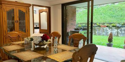 Casa en arriendo unidad cerrada sobre vía principal. Piso en mármol y madera, dos niveles, chimenea, sala y comedor independiente, estudio, estar de tv, biblioteca, 4 alcobas con baño en cada una, jacuzzi, cocina integral cerrada, alcoba y baño de servicio, terraza, jardín y parqueaderos (3 cubiertos). Parque infantil, zonas verdes, vigilancia 24 horas, citofonia y circuito cerrado de tv. *Inmuebles sujetos a verificación de disponibilidad.*