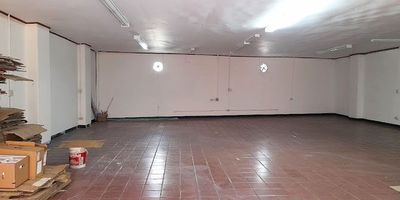 Bodega para arriendo cerca a estación de metro, universidades, clínicas, restaurantes, rutas de transporte y servicios complementarios. Piso en baldosa, 1 espacio, baño privado, cocineta, cableado de red, techo cielo raso, transformador, área de oficinas y extractor. Cuenta con vigilancia 24 hrs, citofonia y circuito cerrado de tv. *Inmuebles sujetos a verificación de disponibilidad.*