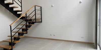 Casa en arriendo en unidad cerrada sector campestre, centros comerciales, iglesias, restaurantes y servicios complementarios. Piso en porcelanato y madera, dos niveles, sala comedor, estudio, 3 alcobas con baño en la principal, cocina integral abierta, y parqueaderos (1 cubierto). Conjunto cerrado con gimnasio, salón social, sauna, turco, parques infantiles, placa polideportiva, zonas verdes, vigilancia 24 hrs, citofonia, alarma, y circuito cerrado de tv. *Inmuebles sujetos a verificación de disponibilidad.*