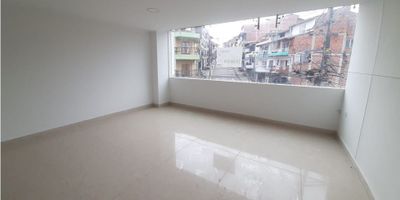 Oficina para el arriendo en sector comercial, con excelentes acabados, cómodas vías de acceso y transporte público cerca.

Pasillos amplios y baños públicos.
