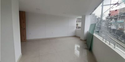 Oficina para el arriendo en sector comercial, con excelentes acabados, cómodas vías de acceso y transporte público cerca.

Pasillos amplios y baños públicos.
