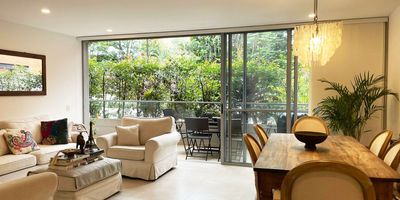 Apartamento en venta en unidad cerrada sector cerca a centros comerciales, museos, supermercados, y una gran variedad de servicios complementarios. Piso en porcelanato y madera, sala comedor, estudio, estar de tv, 3 alcobas con baño en la principal, cocina integral abierta tipo americano, balcon, jardín y parqueaderos independientes cubiertos. Conjunto cerrado con ascensor, piscina, gym, salón social, sauna, parques infantiles, zonas verdes, vigilancia 24 hrs, citofonia, y circuito cerrado de tv. *Inmuebles sujetos a verificación de disponibilidad.*