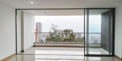 Apartamento en venta en unidad cerrada sector tranquilo, poco flujo vehicular, cerca a colegios, restaurantes, vias principales, rutas de transporte publico y servicios complementarios. Piso en porcelanato y madera, puerta de seguridad, sala y comedor independiente, 2 alcobas con baño en cada una, cocina integral abierta tipo americano, balcon y parqueaderos paralelos cubiertos. Piscina, gym, sauna, parque infantil, zonas verdes, vigilancia 24 horas, citofonia y circuito cerrado de tv. *Inmuebles sujetos a verificación de disponibilidad.*