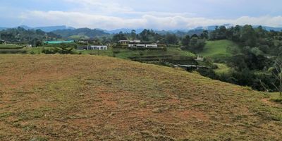 Codigo 19905. Lote en venta ubicado en El Retiro sector PantanilloValor administración: $563.000Avalúo catastral: $300.000.000A un 1.9 km de Puro Cuero, vía El Retiro la Ceja y a 5 minutos de El Retiro.Son 45 lotes con redes electricas subterraneas, lotes con explanacion, vías internas pavimentadas, red de aguas residuales, cámaras de vigilancia, tiene todos los servicio publicos (agua, energia y fibra óptica). El lote ya tiene estudio de suelos y diseño de casa.