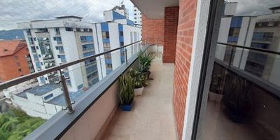 Apartamento en Venta en Pinares - Pereira. Cuenta con un área de 320m2, 4 habitaciones, pisos en madera y mármol, alcobas con aire acondicionado, 5 baños, parqueaderos cubiertos 4, cuartos útil 4, Cocina Integral, Sala y Comedor Independientes, Gas Domiciliario, Calentador a Gas, Zona de Ropas, Habitación del Servicio, Balcón, Terraza, Cuarto Útil, Estudio, Jacuzzi, Conjunto Cerrado, Ascensor, Vigilancia, Salón Social, Parqueadero Visitantes, Piscina, Zona Húmeda, Shut Basuras, Planta Eléctrica.