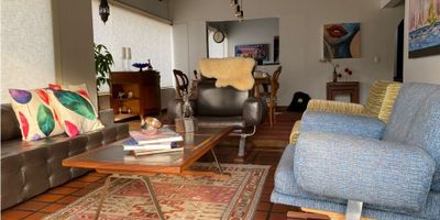 ¡Excelente Inversión!

Vendo linda y cómoda casa en Condominio Campestre en sector  El Trébol, Manizales, con excelente iluminación natural, y con una ubicación privilegiada, ya que esta  cerca de zona urbana y rodeada de zonas verdes que te brindan contacto con la naturaleza en un ambiente tranquilo, a pocos minutos de la Avenida Santander, Centros Comerciales, epicentro comercial y empresarial de la ciudad, zona rosa y sitios de interés para compartir familiar y social.

Consta de 4 habitaciones, la principal con baño privado, sala comedor-amplia, estudio, cocina integral, zona de ropas, 3 baños, garaje para 2 vehículos, todo en un estilo único y tradicional.

 

 

 
