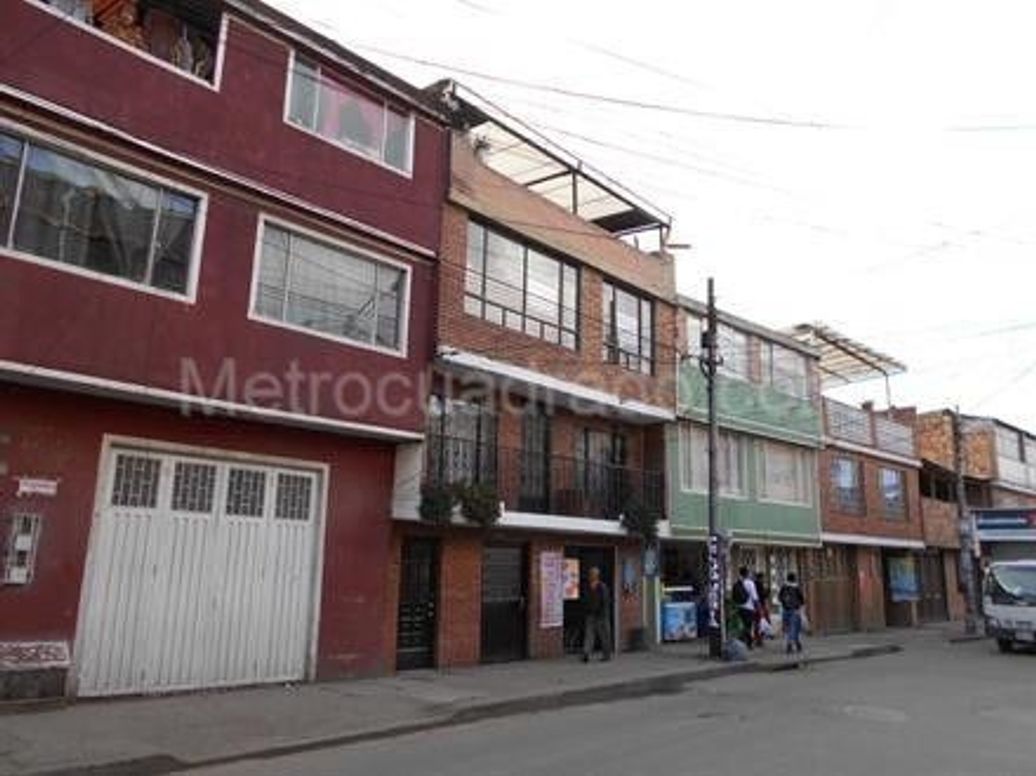 Casa de 12 alcobas en venta en Flandes, Bogotá, 300 m² · foto 2 de 8