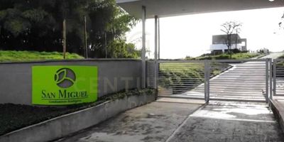 Lote en venta en condominio campestre, rodeado de mucha naturaleza, con frente a su propio guadual. Ubicado a tan solo 14 minutos de Armenia, y a 10 minutos de Circasia; con acceso independiente superior e inferior al lote.
La topografía te permite desarrollar tu proyecto de vivienda campestre con  uno o dos pisos con terrazas de acceso. 
Cuenta con todos los requerimientos de construcción (licencia de construcción; incluye dos planos arquitectónicos y permisos de vertimiento de aguas). Si eres amante de la naturaleza, y te gusta la tranquilidad y disfrutar del aire fresco, éste es el lugar ideal para ti.  Ven y construye tus sueños aquí.
Agenda ya tu cita y conoce más.