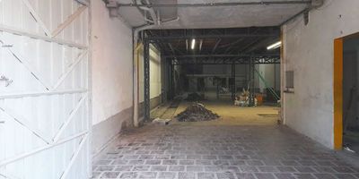 Bodega independiente en arriendo cerca a centros comerciales, estación de metro, restaurante, cerca a rutas de transporte publico y servicios complementarios. Piso en baldosa, 4 espacios, baños, dos niveles, cocineta, cableado de red, techo cielo raso, piso reforzado, puerta camión, zona de carga, área de oficinas, y parqueaderos en área descubierta. Cuenta con bahía de parqueo, baños comunales. *Inmuebles sujetos a verificación de disponibilidad.*