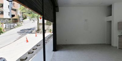 Local en arriendo en unidad cerrada, ambiente totalmente residencial, de facil acceso, cercana a supermercados. Piso en granito, 1 espacio, baño, terraza, cableado de red, techo cielo raso, energía monofásica. Cuenta con baños comunales, planta eléctrica y circuito cerrado de tv. *Inmuebles sujetos a verificación de disponibilidad.*