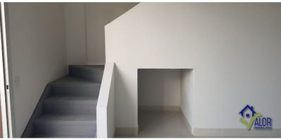 ¡Gran oportunidad de inversión en una de las zonas más exclusivas y dinámicas del Oriente Antioqueño! Este local comercial, ubicado estratégicamente en un mall de alto tráfico, combina comodidad, funcionalidad y un entorno privilegiado.


 
 Área total: 110 m², con una pérgola adicional de 20 m², ideal para ampliar el uso del espacio y brindar una experiencia única a tus clientes.
 
 
 Entorno y cercanías: Situado en una ubicación estratégica cerca de centros comerciales, restaurantes y viveros, lo que garantiza un flujo constante de personas y potenciales clientes.
 
 
 Amenidades del mall:

 
  
  Amplias zonas sociales y verdes: Perfectas para crear un ambiente agradable y atractivo para los visitantes.
  
  
  Parqueaderos: Espacios amplios para que tanto clientes como empleados puedan estacionar con facilidad.
  
 
 
 
 Ventajas de ubicación: El local está en una zona comercial en auge, conocida por su alta valorización, lo que lo convierte en una inversión segura y con excelente proyección a futuro.
 


Este inmueble cuenta con las características ideales para establecer negocios como cafeterías, tiendas de diseño, boutiques o cualquier concepto que busque destacarse en un entorno exclusivo. ¡Contáctanos ya y asegura este local para tu próximo proyecto comercial! GRUPO VABAIT SAS está a tu disposición para brindarte más información o agendar una visita.

ACLARACIÓN: La información proviene de fuentes confiables, pero está sujeta a cambios (precio, áreas, condiciones de venta, o disponibilidad) sin previo aviso.
Las áreas y detalles indicados son aproximados y deben ser confirmados por el cliente.
Todo el contenido (fotografías, videos, gráficos) tiene derechos reservados y no puede ser utilizado en otros sitios web.
