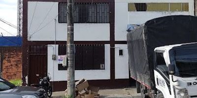 Bodega en Venta en el barrio El Plumón de Pereira, Cuenta con un área de 220m2, 2 subdivisiones internas, 1 baño, Vigilancia, Tipo Uso de Piso: Medio (Personas y Almacenamiento ligero). Incluye 6 estudios (área: 130 m2).