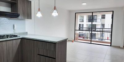 Apartamento en venta, para estrenar! Ubicado al sur de Cali en el barrio Ciudad Pacífica. Queda en un segundo piso. Área: 73.12 m2. Consta de: Alcoba principal con baño y vestier, segunda alcoba con closet, baño social, estudio (con posibilidad de adecuarse como tercera alcoba), sala comedor, balcón, cocina integral, zona de lavado. La unidad cuenta con piscina para niños, piscina para adulots, amplio salón social, zona de asados y juegos infantiles. No cuenta con ascensor. Parqueadero comunal.

precio de venta: $260.000.000. Valor administración: $260.000

contáctanos para más información: 3113723333 - 3104647928