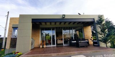 Parcelación Senderos de Quirama 
Comididades:
3 habitaciones con baño cabinado y vestier
1 habitación de servicio con baño.
1 baño social
Sala comedor 
Cocina integral 
Amplio corredor
Zona de ropas
Amplias zonas verdes con frutales de aguacates, guayabas, mandarinas, naranjas, limones, grande jardín entre otros.

Paga 493.000 administración.