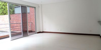 Casa en venta en unidad cerrada ubicada sobre vía principal. Sector campestre, tranquilo, alejado del ruido. Cuenta con piso en madera laminada, tres niveles, sala comedor, estudio, estar de tv, 3 alcobas con baño en cada una, cocina integral abierta tipo americano, alcoba y baño de servicio, balcon, terraza, jardín y parqueaderos lineales cubiertos. Piscina, gym, parque infantil, turco, vigilancia 24 horas, citofonia, alarma y circuito cerrado de tv. *Inmuebles sujetos a verificación de disponibilidad.*