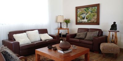 Casa en venta en unidad cerrada a solo 15 min de la ciudad con servicios cercanos de centros comerciales, supermercados, estaciones de servicio y colegios. Entorno totalmente campestre y de gran desarrollo urbanístico. Piso en madera laminada, chimenea, sala comedor, 4 alcobas con baño en cada una, tina, jacuzzi, cocina integral abierta tipo americano, alcoba y baño de servicio, terraza, jardín y parqueaderos en área descubierta. Vigilancia 24 horas, citofonia y circuito cerrado de tv. *Inmuebles sujetos a verificación de disponibilidad.*