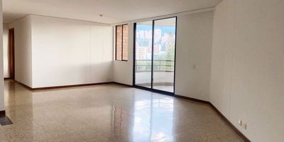 Apartamento en venta en unidad cerrada cerca a restaurantes, vias principales, facil acceso a rutas de transporte publico y servicios complementarios. Piso en granito, sala comedor, estudio, 3 alcobas con baño en la principal, cocina integral cerrada, alcoba y baño de servicio, balcon y parqueaderos paralelos cubiertos. Conjunto cerrado con ascensor, salón social, sauna, turco, parques infantiles, vigilancia 24 hrs, citofonia y circuito cerrado de tv. *Inmuebles sujetos a verificación de disponibilidad.*