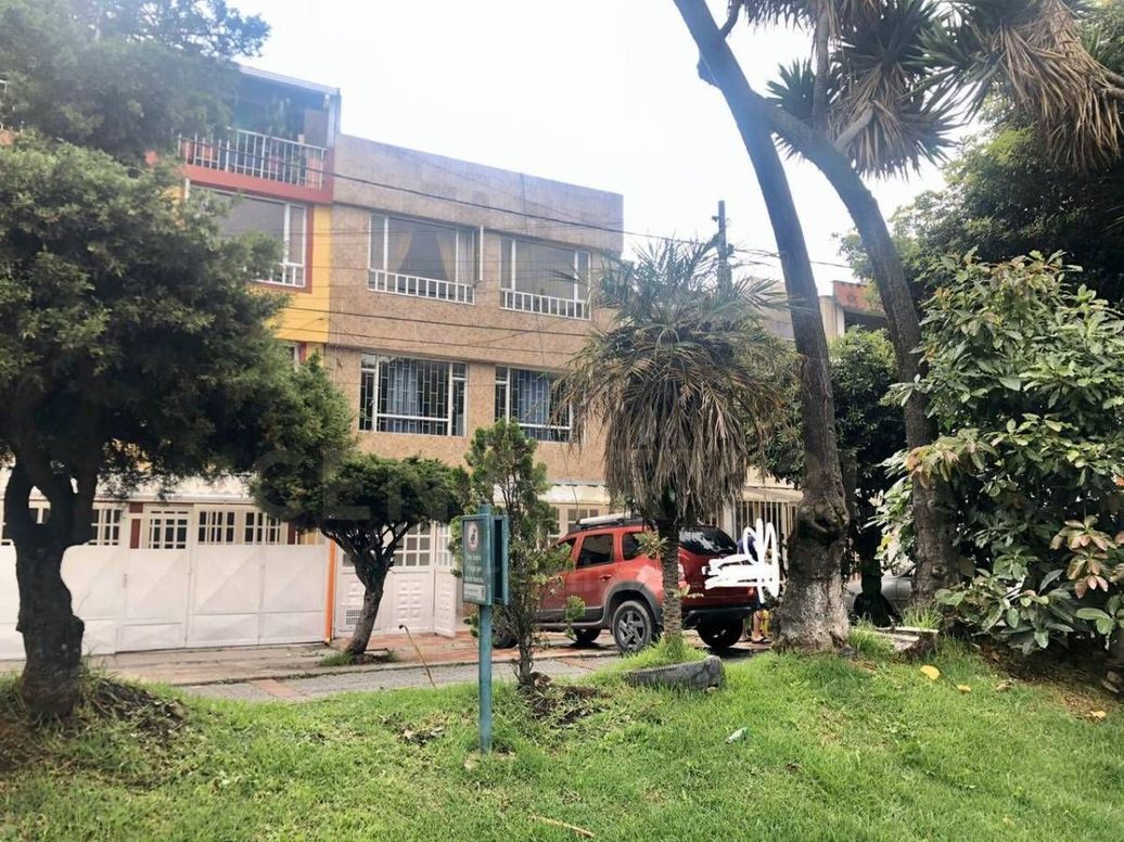 Casa de 6 alcobas en venta en Los Monjes, Bogotá, 360 m² · foto 2 de 18