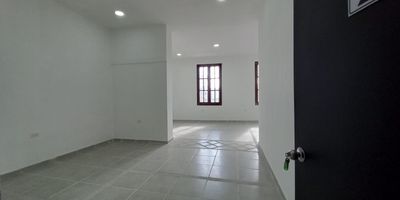 Local comercial en arriendo en Barranquilla, ideal para su negocio en el dinámico barrio Centro, Atlántico. Este espacio de 42 m² se encuentra en el segundo piso (local 204) y dispone de 2 baños, además de 1 parqueadero para mayor comodidad. Su ubicación estratégica en Calle 38 #41-13 ofrece visibilidad y fácil acceso en una zona relevante de la ciudad. El canon de arriendo es de $1.250.000 + IVA. Para más detalles o para agendar una visita, contáctenos por WhatsApp, en la opción "quiero que me contacten" o vea nuestros teléfonos.
