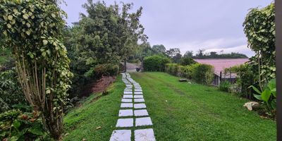 Bien inmueble ubicado en la vereda La Muleta del municipio de Palestina, cuenta con 1550 metros cuadrados de área total, área construida de 194 metros cuadrados. La vivienda cuenta con tres niveles; el primero, sala-comedor, cocina, baño y dos habitaciones; el segundo, habitación principal, baño principal y terraza; el tercero cuenta con zona de ropas, salón amplio, baño y una habitación. El lote tiene árboles frutales como aguacate, mandarina, mango y limón, cultivo de yuca y arbustos florales.

Cuenta con piscina, kiosco y jacuzzi, conexión con gas natural.

Parqueadero para aproximadamente 5 carros. Tanque de agua de reserva