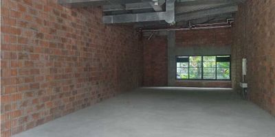 Local en arriendo ante jardines envigado.Local nuevo en la mejor zona comercial del poblado, 121 m2, primer piso en edificio ecológico con recepción y vigilancia las 24 horas, excelente ubicación, muy buenas vías de acceso, facilidad de transporte público.cerca del parque del poblado, hotel dann Carlton, parque lleras,clínica medellin.El local es nuevo y se adecua a la necesidad del arrendatario.