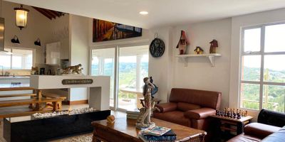 Casa independiente para uso residencial en venta sector tranquilo, campestre y poco flujo vehicular. Piso en madera, chimenea, sala y comedor independiente, estudio, 3 alcobas con baño en cada una, cocina integral abierta, alcoba y baño de servicio, terraza, y parqueaderos independientes en área descubierta. Cuenta con portón de ingreso, chalet de 100 m2 con 2 habitaciones, 2 baños. *Inmuebles sujetos a verificación de disponibilidad.*